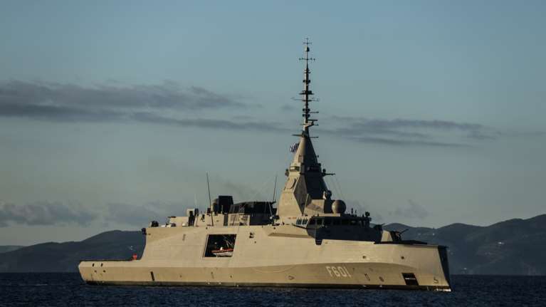 Συνάντηση Δένδια με τη Γαλλίδα υπουργό Αμυνας στη φρεγάτα "Κίμων"