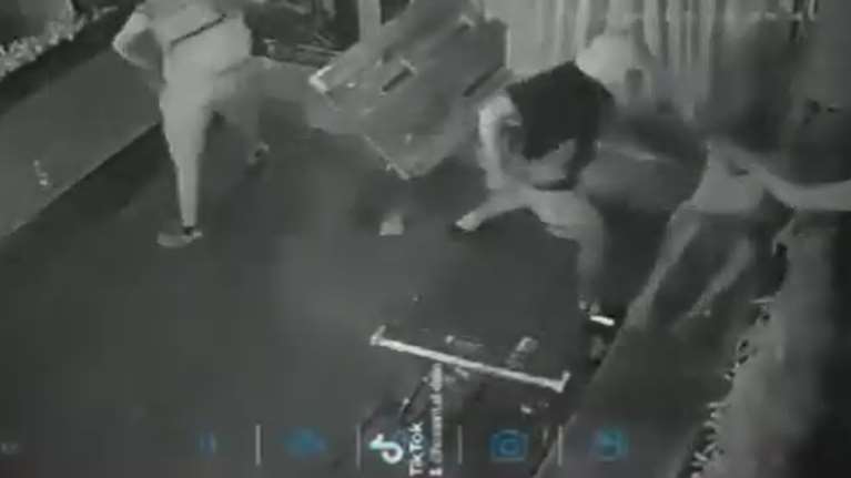 &quot;Νύχτα Κρυστάλλων&quot; στη Λεμεσό: Ρατσιστές επιτέθηκαν και σε άστεγο την ώρα που κοιμόταν