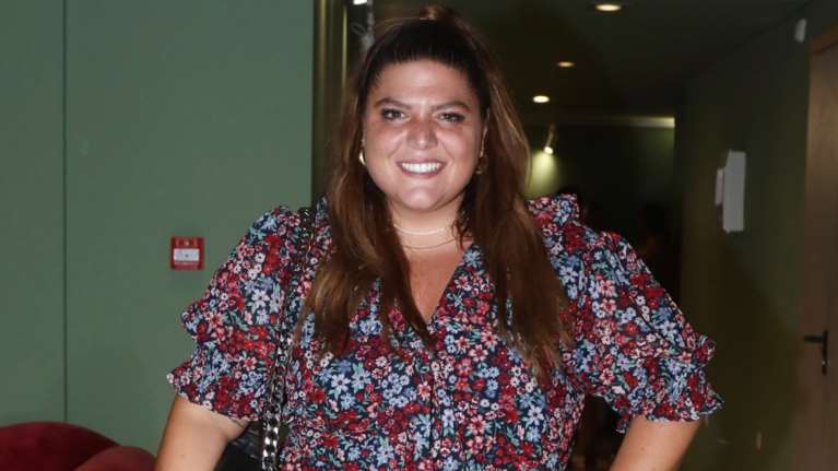 Η Δανάη Μπάρκα φόρεσε το τέλειο τζιν παντελόνι για γυναίκες με καμπύλες