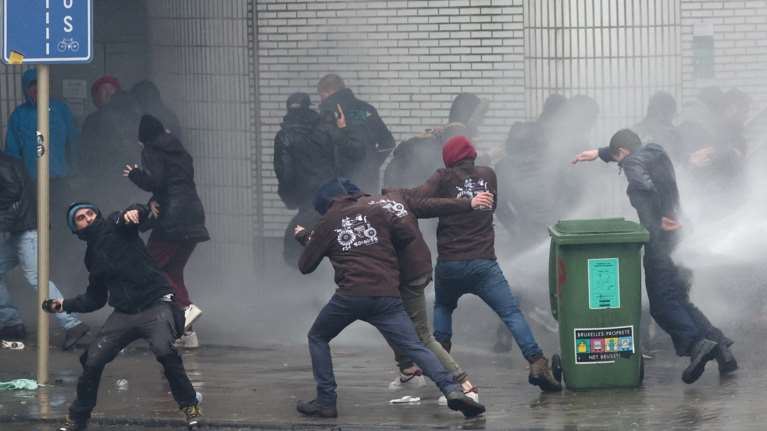 Πόλεμος στους δρόμους των Βρυξελλών με τους αγρότες: Φωτιά σε λάστιχα και κανόνια νερού [εικόνες - βίντεο]