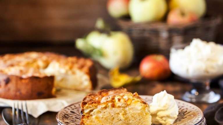 Συνταγή της Αργυρώς Μπαρμπαρίγου: Μηλόπιτα κέικ σε 5′