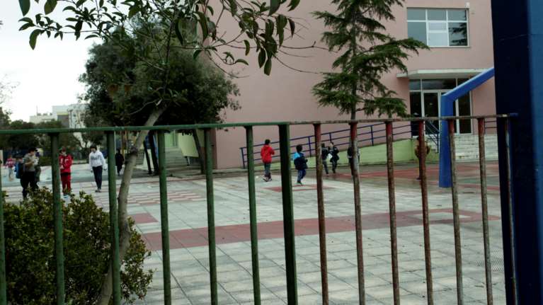 Συναγερμός στην Πάτρα: Ημίγυμνος άνδρας έκανε βόλτες έξω από σχολείο