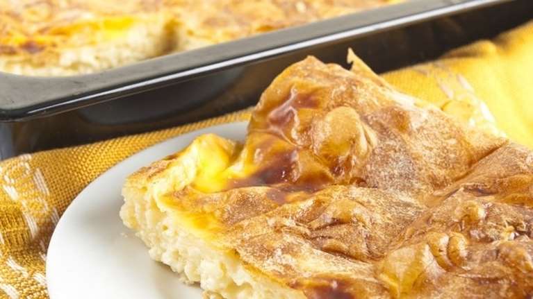 H &quot;παχουλή&quot;, χλιδάτη τυρόπιτα με μπεσαμέλ - Μιλάμε για τη &quot;βασίλισσα&quot; των πιτών