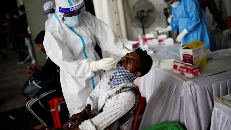 Ινδία: Πάνω από 1.000 νεκροί σε μία ημέρα από τον κορονοϊό