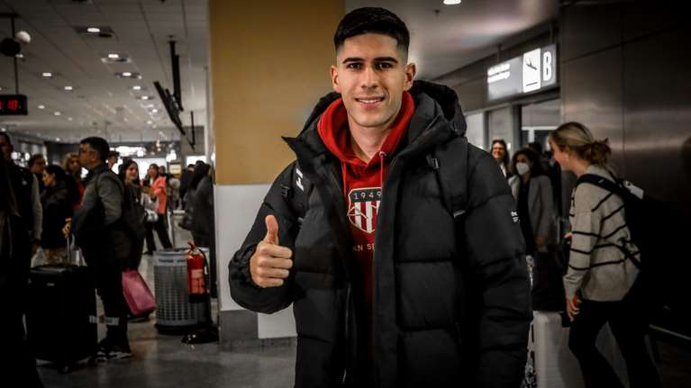Στην Αθήνα για τον Ολυμπιακό ο Ναβάρο: "Ήρθα σε σπουδαίο σύλλογο για να βάλω γκολ"