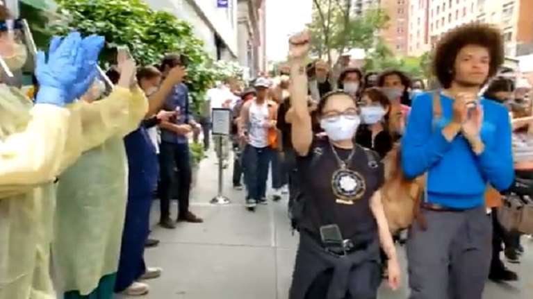 Συγκινητική στιγμή: Νοσηλευτές στη Νέα Υόρκη χειροκροτούν τους διαδηλωτές [βίντεο]