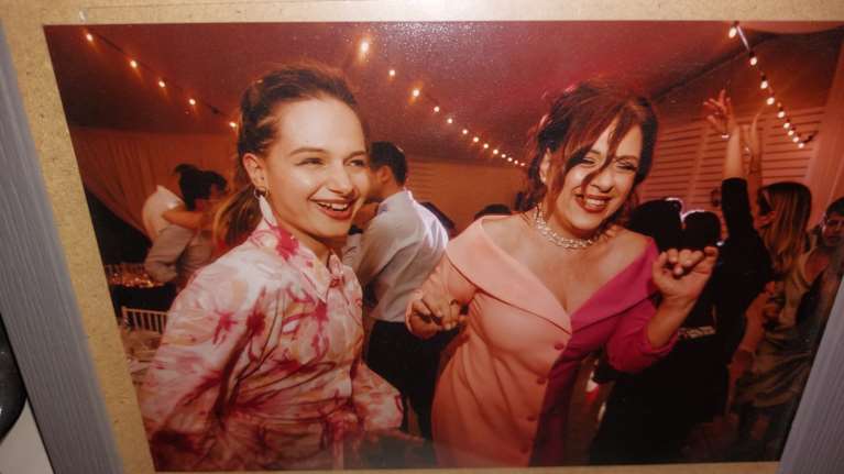 Η Ελένη Ράντου μοιράζεται μία σπάνια φωτογραφία με την κόρη της: &quot;Περσινά χαμόγελα...&quot;