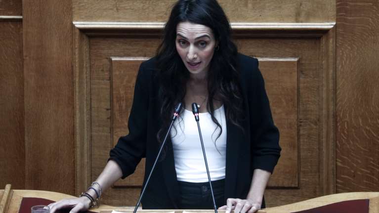 Κηδεία Σημίτη: Λιποθύμησε η βουλευτής του ΠΑΣΟΚ Κατερίνα Σπυριδάκη κατά τη διάρκεια της εξοδίου ακολουθίας