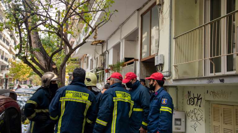 Τραγωδία στη Θεσσαλονίκη με νεκρό 16χρονο: Η θεία του μπήκε στο φλεγόμενο διαμέρισμα και έσωσε τα δύο μικρότερα αδερφάκια του