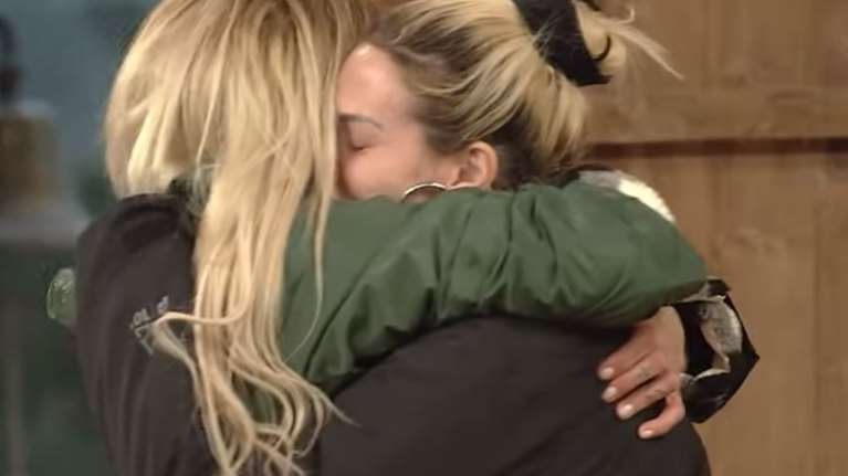 Ανατροπή στη Φάρμα: Επιστρέφει η Αγγελική Ηλιάδη - Τα δάκρυα της Σάσας Μπάστα και οι πρώτες αντιδράσεις [Βίντεο]