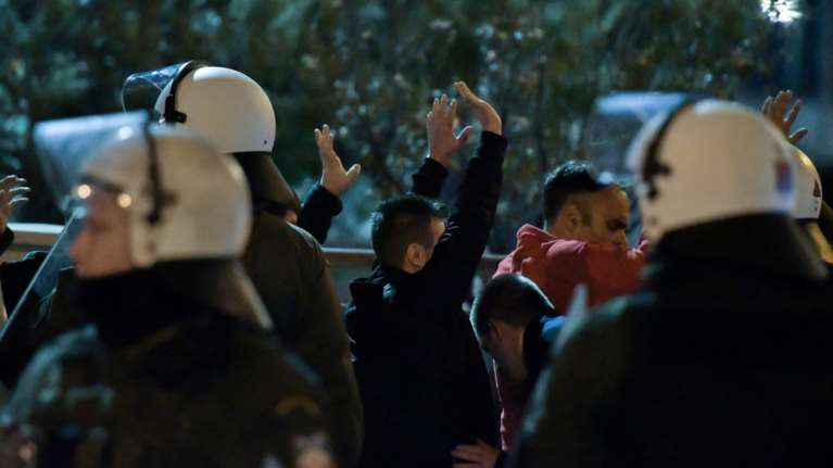 &quot;Προσπαθήσαμε να σβήσουμε τη φωτοβολίδα με πυροσβεστήρες αλλά δεν έσβηνε&quot; – Συγκλονίζει συνάδελφος του αστυνομικού