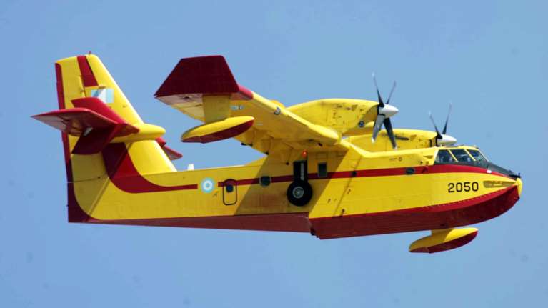Φωτιά στην Κερατέα: &quot;Εξουδετερώθηκε&quot; Canadair στο Σούνιο, λόγω... εισρόφησης πτηνού - Επέστρεψε στη βάση