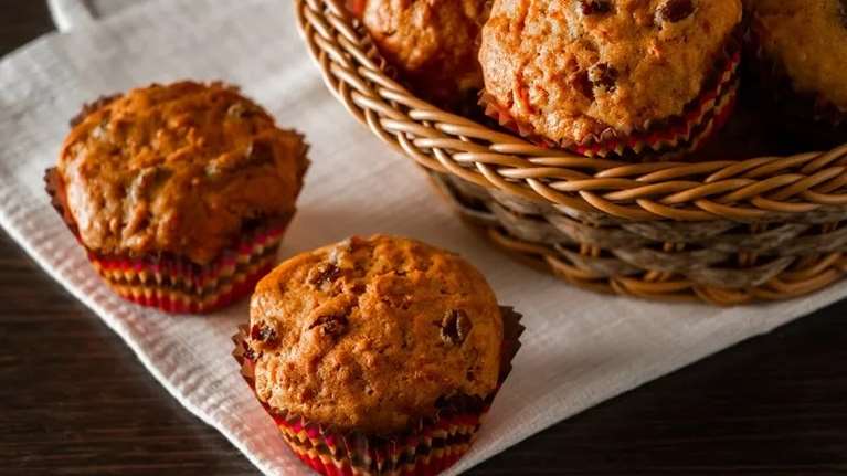 Τέλειο σνακ: Συνταγή για φθινοπωρινά &quot;σταφιδομάφιν&quot; με κανέλα - χωρίς ζάχαρη