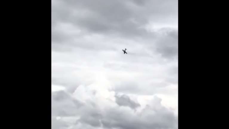 Βίντεο - σοκ: Αεροπλάνο έπεσε σε σπίτι σε επίδειξη για τον κορονοϊό στον Καναδά - Νεκρή η πιλότος (Βίντεο)