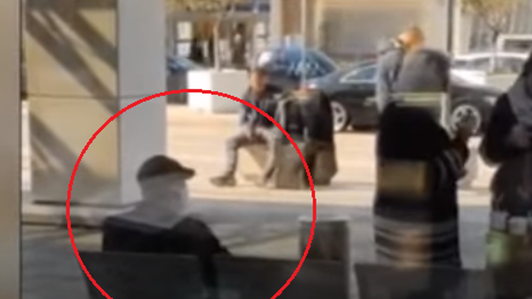 Χειροπέδες στον &quot;ομπρελάκια&quot; του Ελ. Βενιζέλος: Ξάφριζε τσάντες επιβατών με τη βοήθεια ομπρέλας [Βίντεο]