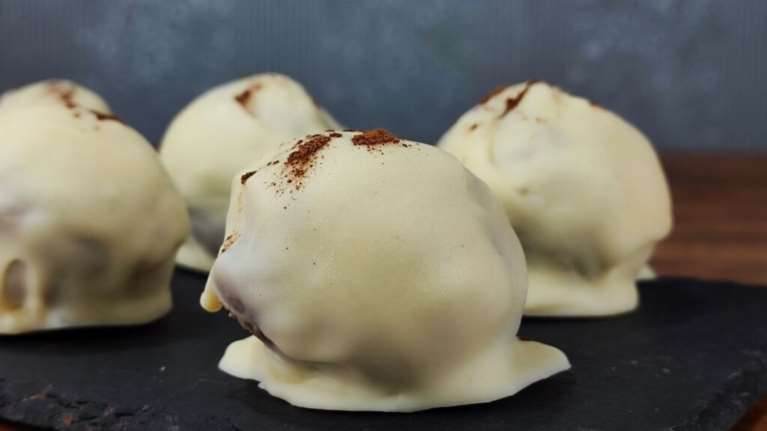 Το απόλυτο φθινοπωρινό κέρασμα: Τρουφάκια μηλοπιτάκια με λευκή σοκολάτα, χωρίς ζάχαρη