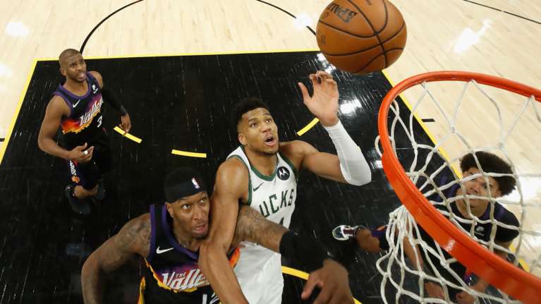 NBA: Παρών ο Γιάννης Αντετοκούνμπο στο πρώτο παιχνίδι των τελικών - "Όταν έπεσα σκέφτηκα ότι είμαι εκτός για τη χρονιά"