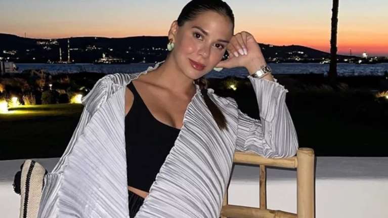 Στο σαλόνι της Αλεξάνδρας Κωστοπούλου - Ο λευκός καναπές και οι πίνακες με τα λουλούδια