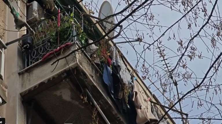 Άνδρας έπεσε στο κενό από τέταρτο όροφο πολυκατοικίας στην Αχαρνών - Οι πρώτες πληροφορίες