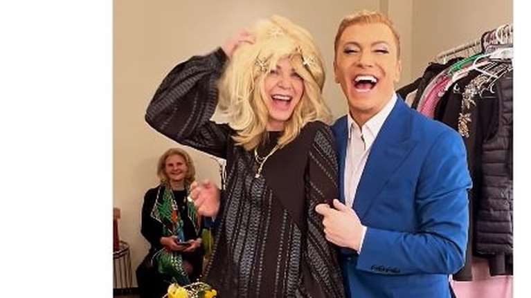 Ελλη Στάη: Σε τρελά κέφια στο καμαρίνι του Τάκη Ζαχαράτου φορώντας την περούκα της "Μύριαμ Απλού..."