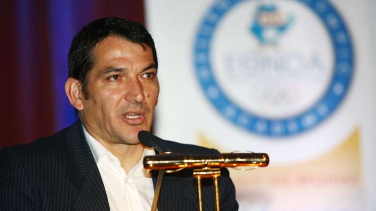 O Πύρρος Δήμας τα βάζει με τους &quot;ψεκασμένους&quot;: Μην τους ακούτε, έχασα τον κουμπάρο μου από κορονοϊό