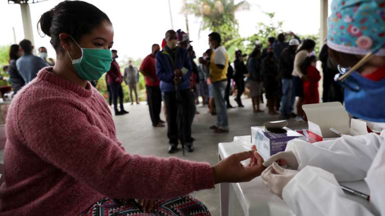 Παγκόσμια &quot;πρωτεύουσα&quot; του κορονοϊού η Βραζιλία: Πάνω από 355.000 νεκροί - Σαρώνει η μετάλλαξη