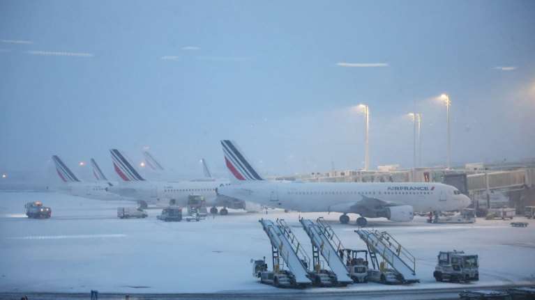 Μαίνεται η κακοκαιρία στην Ευρώπη: Χάος στις μετακινήσεις - Κίνδυνος χιονοστιβάδας στις αυστριακές Άλπεις