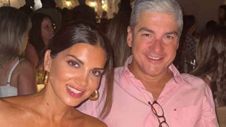 H Σταματίνα Τσιμτσιλή με μπικίνι και μαντήλι στα μαλλιά στη σεζλόνγκ - Διαβάζει Λένα Μαντά