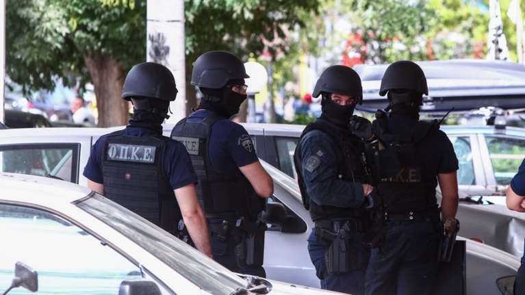 Νέος Κόσμος: Λήξη συναγερμού για τον 45χρονο που ταμπουρώθηκε στο σπίτι του - Στο σημείο ψυχολόγος και η μητέρα του