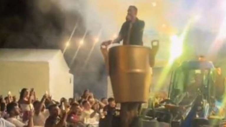 Viral η είσοδος τραγουδιστή σε πανηγύρι στο Γεράκι Λακωνίας - Με... χρυσό κάδο ανυψωτικού [βίντεο]