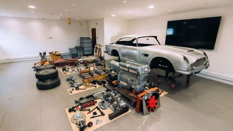 Πόσο λες πουλήθηκε αυτή η αμοντάριστη Aston Martin DB5;