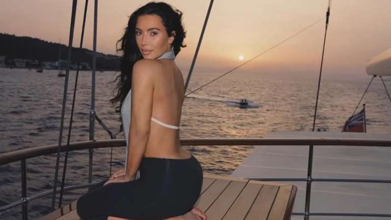 Κιμ Καρντάσιαν: Οι χλιδάτες διακοπές στις Σπέτσες με το γιοτ του Τζεφ Μπέζος - Οι "μαγικές" φωτογραφίες που ανέβασε