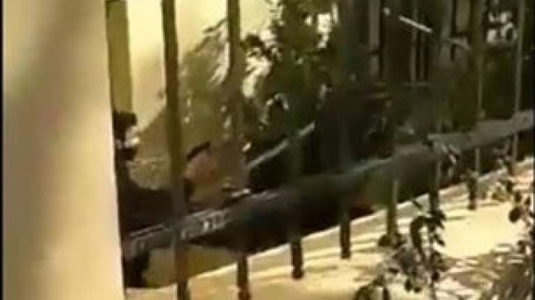 &quot;Μου επιτέθηκαν έξω από την ΑΣΟΕΕ και με έσυραν μέσα&quot;, λέει ο αστυνομικός