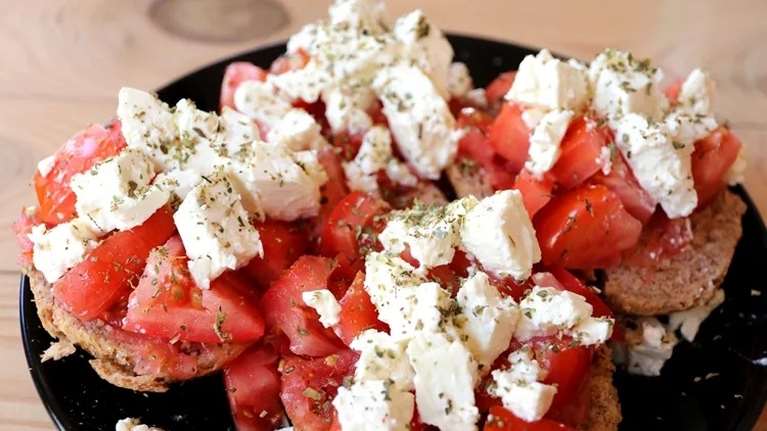 Ντάκος χωρίς φέτα: Οι καλύτερες εναλλακτικές τυριών για τη σαλάτα σου