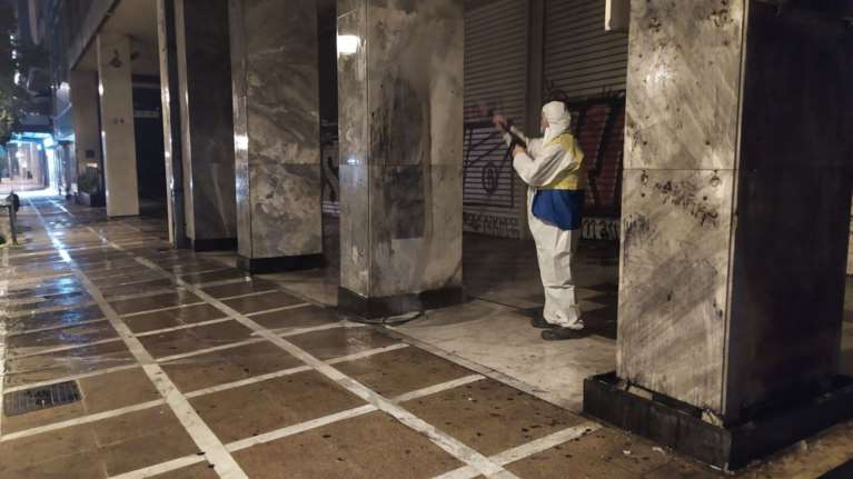 Η μεγαλύτερη επιχείρηση αντιγκράφιτι από τον Δήμο Αθηναίων: 3.300 τ.μ. από την Ομόνοια μέχρι το Σύνταγμα [εικόνες]