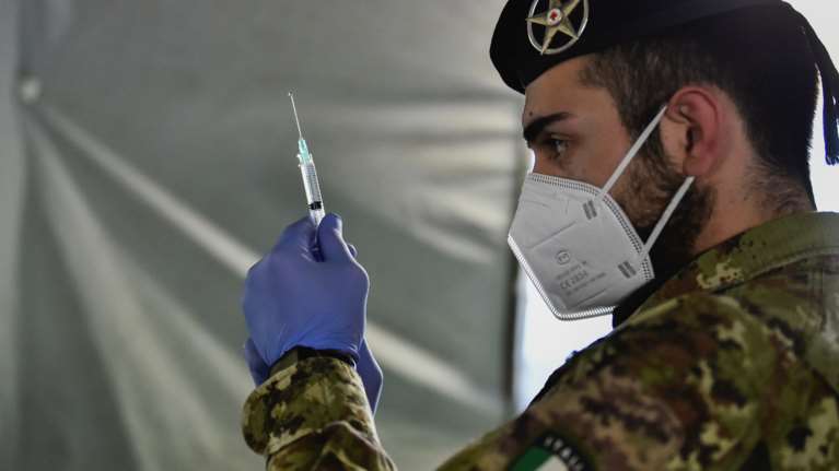 Κορονοϊός: Οι Ιταλοί θα μπορούν να εμβολιαστούν στο χώρο εργασίας τους