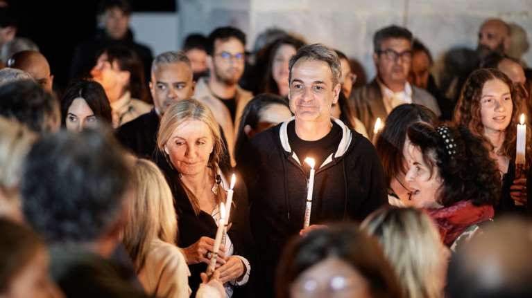 Στην Αγία Τριάδα Καρδιανή Τήνου έκαναν Ανάσταση ο Κυριάκος Μητσοτάκης και η Μαρέβα Γκραμπόφσκι [Εικόνες]