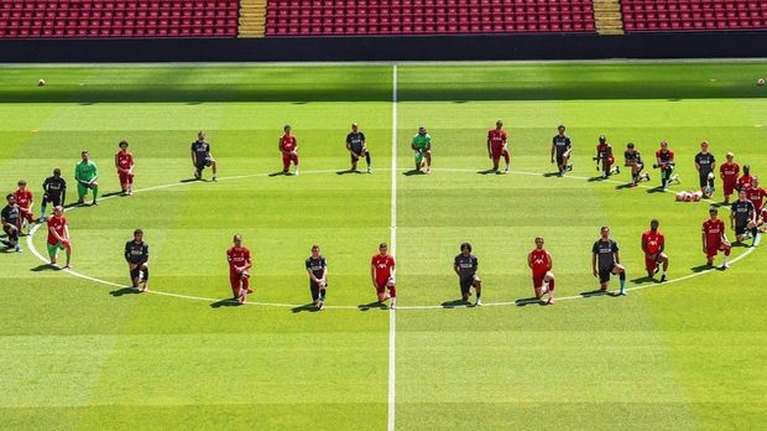 #BlackLivesMatter: Οι παίκτες της Λίβερπουλ γονατίζουν στο γήπεδο για τη δολοφονία Φλόιντ