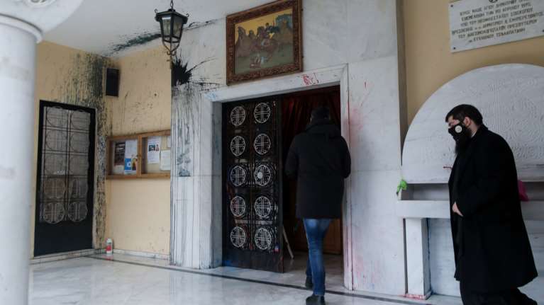 Κάτω Πατήσια: Νέα επίθεση με μπογιές στην εκκλησία που λειτουργούσε ο ιερέας που κατηγορείται για βιασμό [Εικόνες]