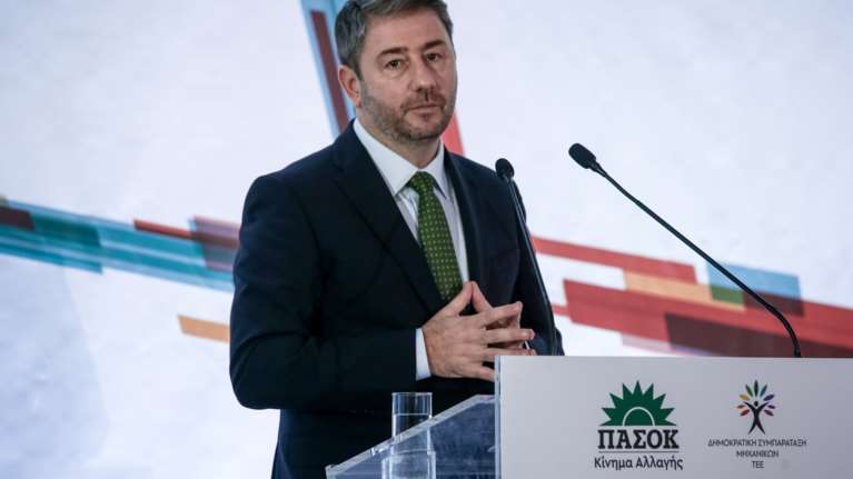 Καρφιά ΠΑΣΟΚ για Τσίπρα: &quot;Επιστρέφει αγκαλιά με τα συμφέροντα παίζοντας το παιχνίδι του κ.Μητσοτάκη&quot;