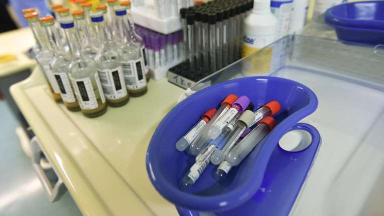 Πρώτα πειράματα με μετάγγιση πλάσματος από ασθενείς που ανέρρωσαν σε ασθενείς με κορονοϊό