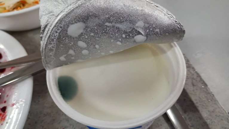 Καταγγελία: Η λέσχη του ΕΚΠΑ σέρβιρε στους φοιτητές μουχλιασμένο γιαούρτι