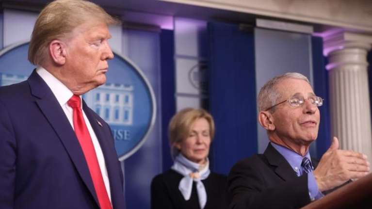 Οργή Τραμπ για Φάουτσι: Τον αποκάλεσε "ηλίθιο" και "καταστροφή" - "Βρίσκεται εδώ 500 χρόνια"