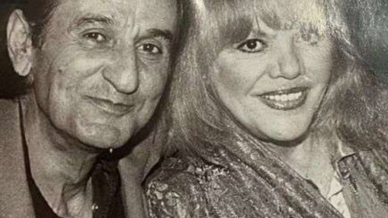 Σπάνιο βίντεο ντοκουμέντο: Όταν Μουστάκας και Μπονέλου ανακοίνωναν το γάμο τους