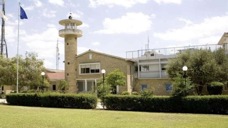 Κύπρος: Ξεφεύγει η κατάσταση με το &quot;El Diablo&quot; - Άνδρας μπούκαρε στο ΡΙΚ και επιτέθηκε σε δημοσιογράφο [Βίντεο]