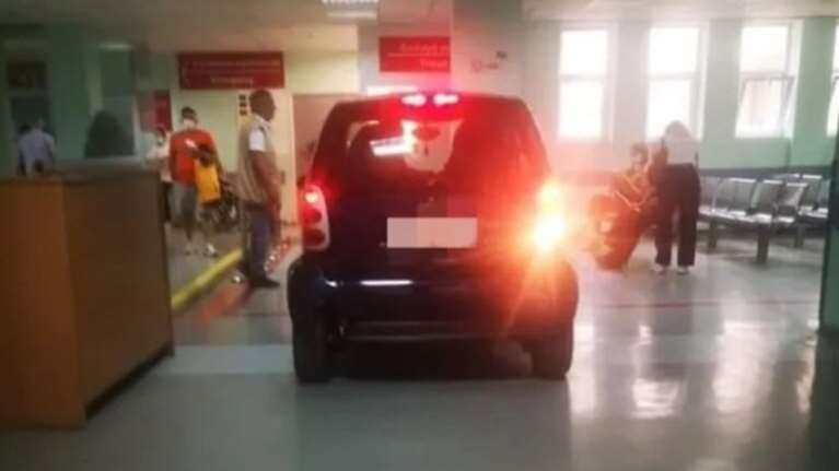 ΚΑΤ: Ασθενής &quot;μπούκαρε&quot; με το Smart μέσα στα Επείγοντα - Δεν μπορούσε να περιμένει τραυματιοφορέα