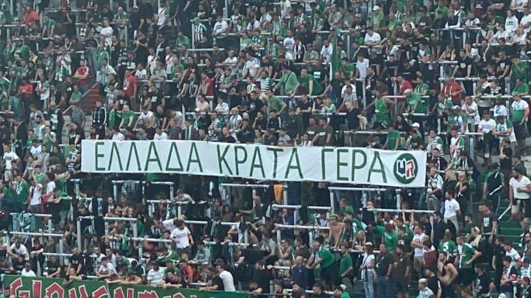 &quot;Ελλάδα κράτα γερά&quot;: Πανό με συγκινητικό μήνυμα στα ελληνικά των οπαδών της Ραπίντ Βιέννης [εικόνες - βίντεο]