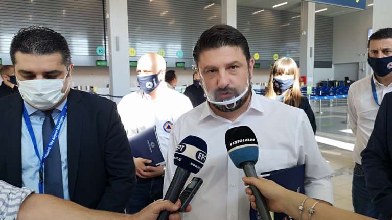 Στη Ζάκυνθο ο Χαρδαλιάς για πρώτη φορά με ...hi tech μάσκα - Άρχισε αυτοψίες στα αεροδρόμια