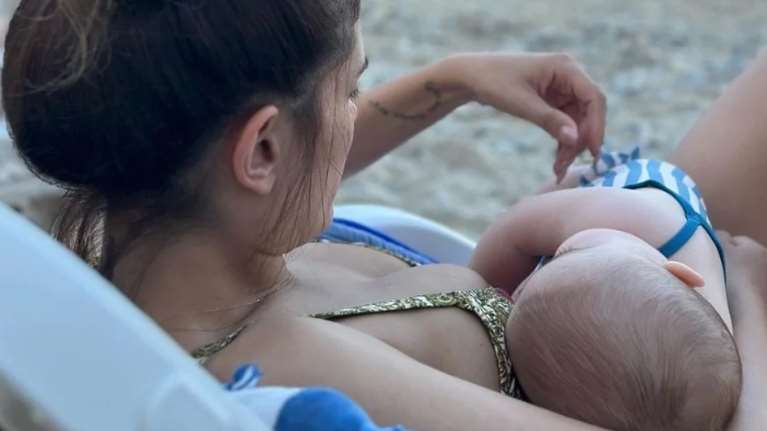 Στην παραλία με την κόρη της η Μαίρη Συνατσάκη - Το μαγιό της Ολίβιας &quot;τρέλανε&quot; το Instagram [εικόνες]