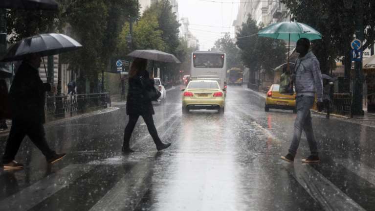 Βροχερός καιρός σε πολλές περιοχές της χώρας: Πού θα σημειωθούν καταιγίδες
